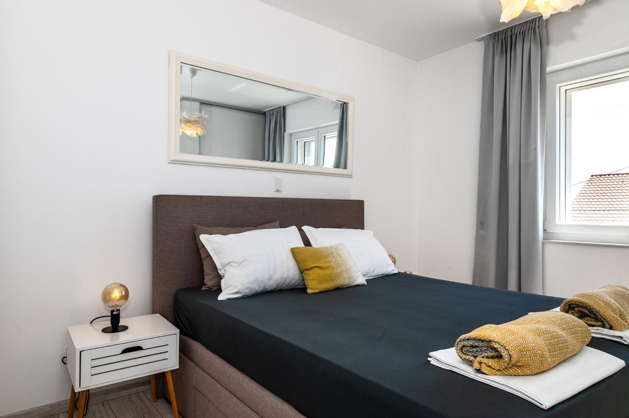 Pool Me Up! Apartment Sibenik Bagian luar foto